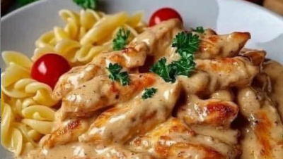 Cremige Hähnchen-Nudeln mit Zwiebel und Knoblauch